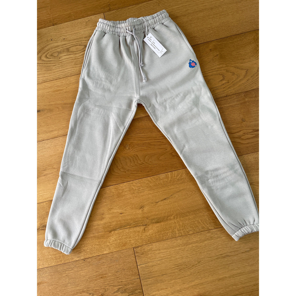 Womens pant Joggers 2 side Pockets 1 back pocket front logo print fleece