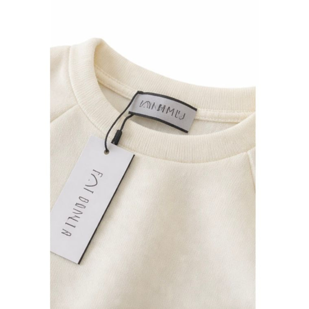 label and neck in white on garment